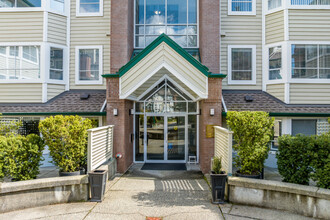 Parkgate Manor in North Vancouver, BC - Building Photo - Building Photo