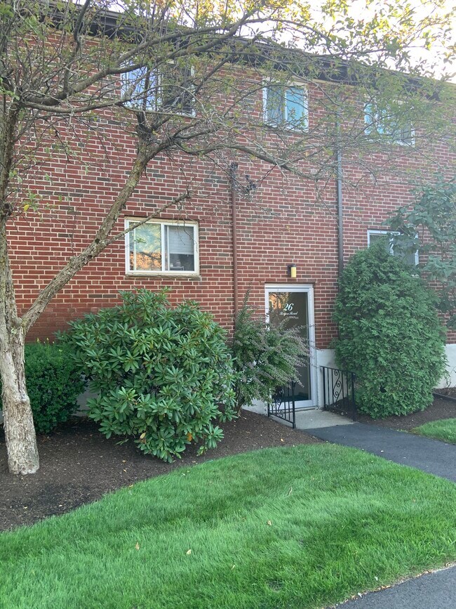 26 Bryon Rd, Unit #1 in Chestnut Hill, MA - Building Photo - Building Photo