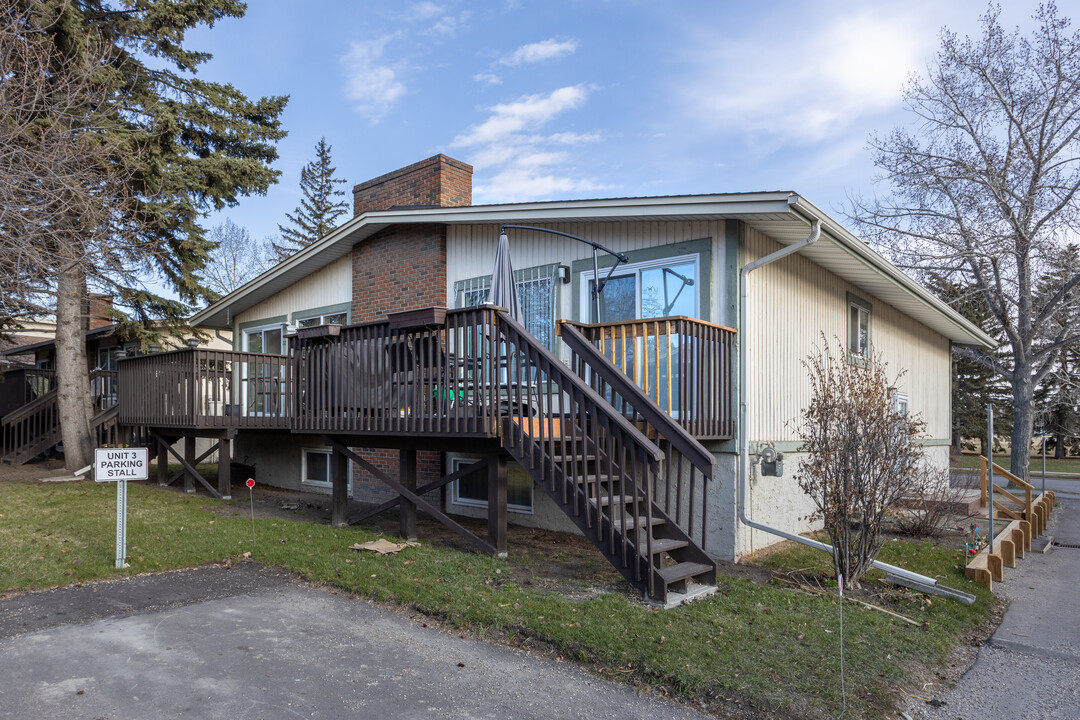 Lynnwood Estates in Calgary, AB - Building Photo