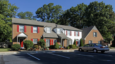 Stratford Manor in Newport News, VA - Building Photo - Building Photo