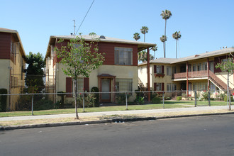 2680-2690 San Marino St in Los Angeles, CA - Foto de edificio - Building Photo
