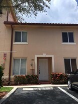 165 Riviera Cir in Weston, FL - Building Photo