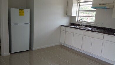 325 Kenilworth Blvd, Unit 1 BEDROOM in West Palm Beach, FL - Building Photo - Building Photo