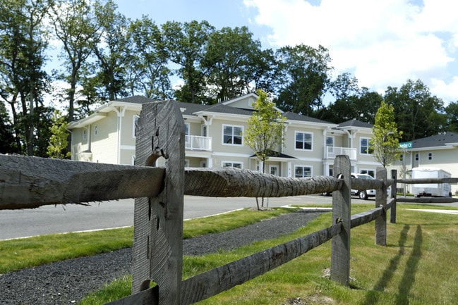 Riverbay Gardens 55+ in Bayville, NJ - Foto de edificio - Building Photo