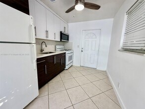 906 SW 7th Terrace in Hallandale Beach, FL - Building Photo - Building Photo
