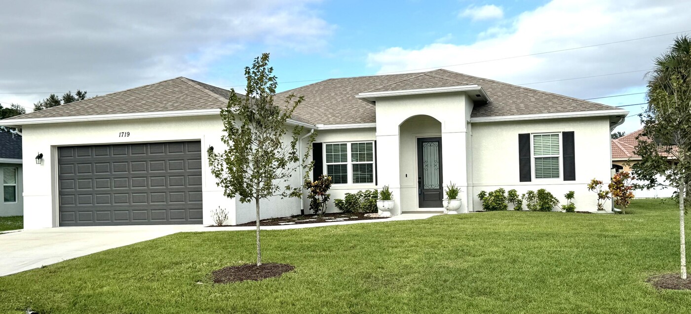 1719 SW Bradway Ln in Port St. Lucie, FL - Foto de edificio