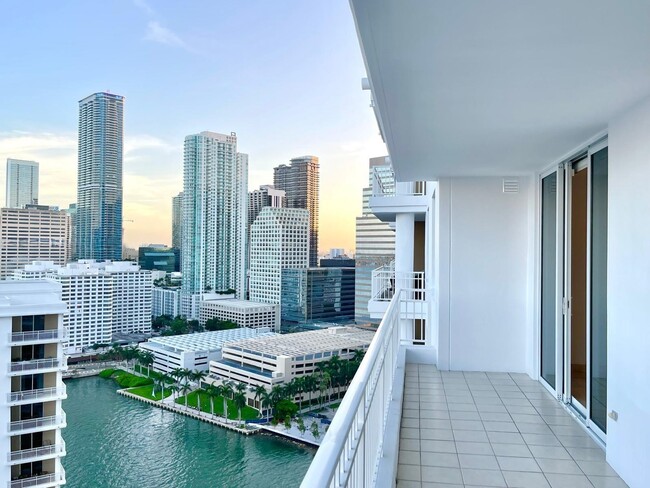 801 Brickell Key Blvd, Unit 2609 in Miami, FL - Building Photo - Building Photo