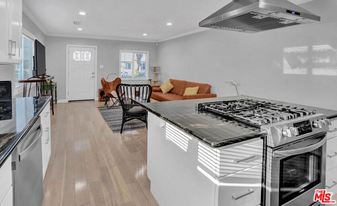 1946 W 39th St in Los Angeles, CA - Building Photo
