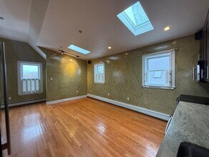 24 Ellington Rd, Unit 2 in Somerville, MA - Foto de edificio - Building Photo