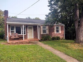 818 Valley View Cir in Charlottesville, VA - Building Photo