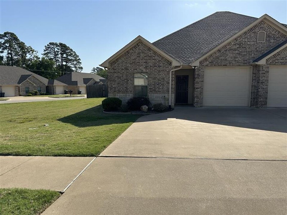 3923 Mobley Cir in Tyler, TX - Building Photo