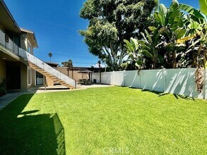 1835 W Crestwood Ln in Anaheim, CA - Foto de edificio - Building Photo