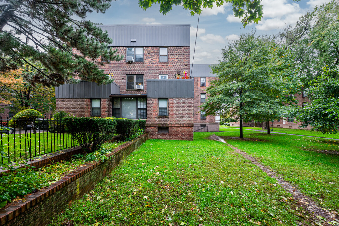 Garden Bay Manor in Flushing, NY - Building Photo