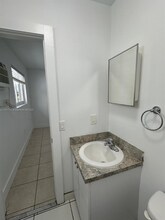 1100 SW 36th Ct in Miami, FL - Foto de edificio - Building Photo