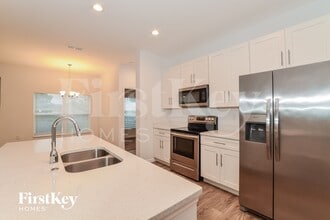 1050 E Lombardy Dr in Deltona, FL - Foto de edificio - Building Photo