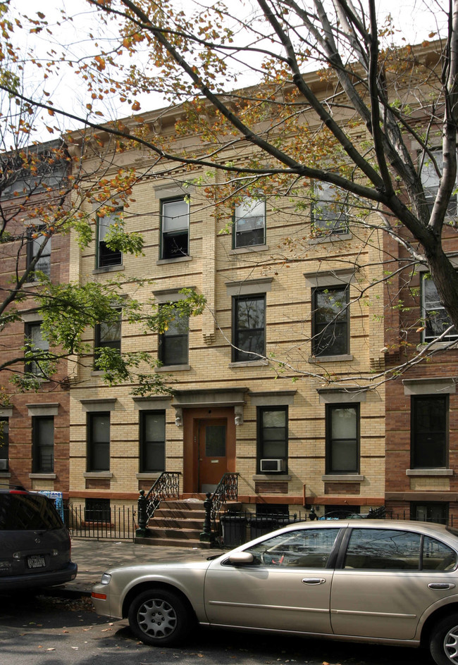 Renovated apt near L & M trains in Ridgewood