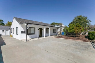 10955 Burnet Ave in Mission Hills, CA - Foto de edificio - Building Photo