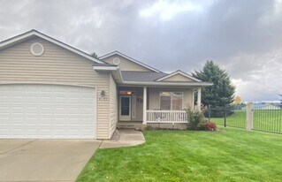 6122 N Harcourt Dr in Coeur d'Alene, ID - Building Photo