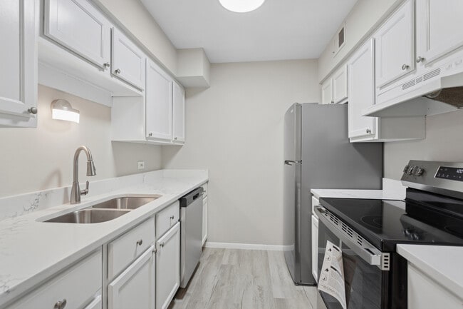 6185 Pinewood Ct in Willowbrook, IL - Building Photo - Building Photo