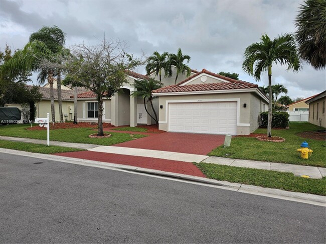 1585 SW 191st Ave in Pembroke Pines, FL - Foto de edificio - Building Photo