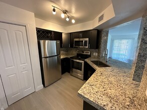 2341 NW 33rd St, Unit 406 in Oakland Park, FL - Building Photo - Building Photo