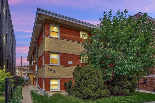5516 W Higgins Ave in Chicago, IL - Building Photo - Building Photo