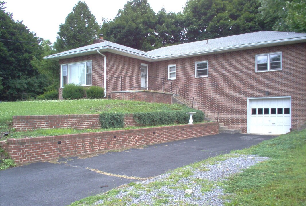 113 Hillview Ave in State College, PA - Building Photo