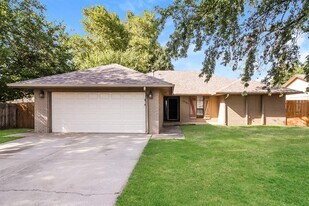 10101 Mamus Ln in Yukon, OK - Building Photo