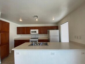 6062 St Petersburg Dr in Las Vegas, NV - Building Photo - Building Photo