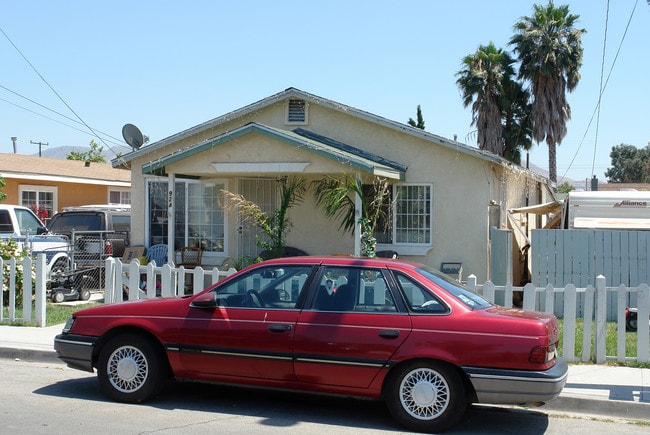 924-924 1/2 4th St in Fillmore, CA - Building Photo - Building Photo