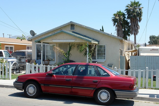 924-924 1/2 4th St in Fillmore, CA - Foto de edificio - Building Photo