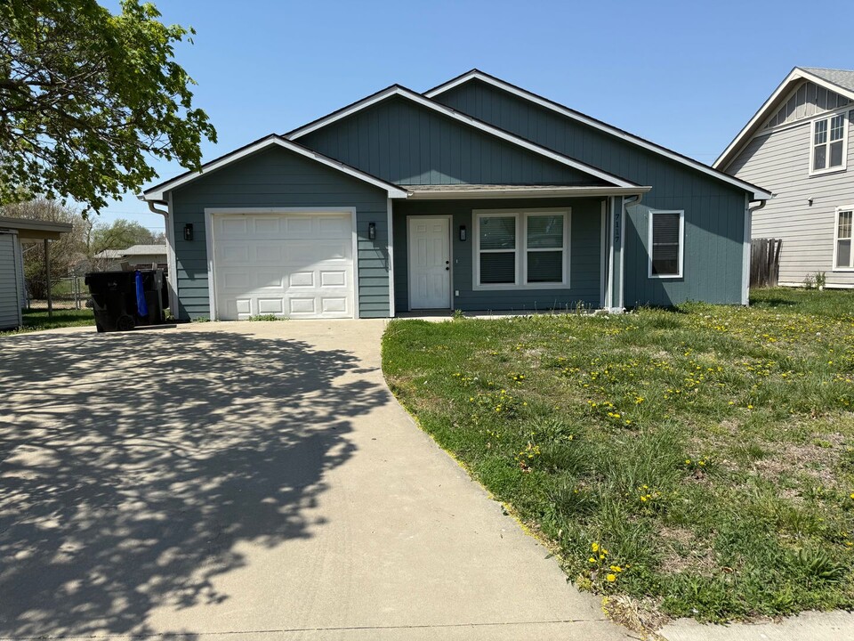 7117 SW Wheatfield Ln in Topeka, KS - Building Photo
