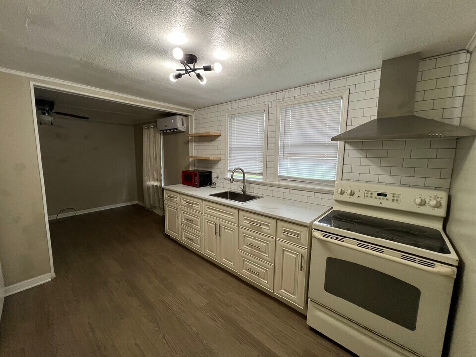 1550 Robin St in Auburndale, FL - Foto de edificio