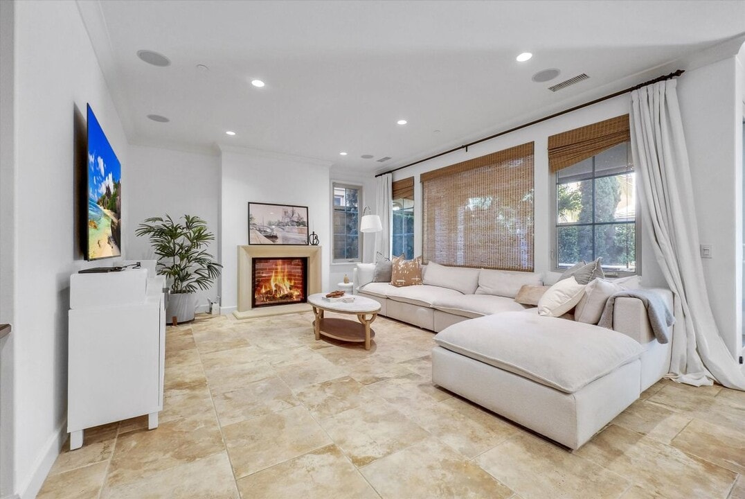 80 Lupari in Irvine, CA - Building Photo