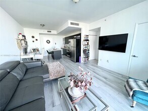 90 SW 3rd St, Unit 1108 in Miami, FL - Building Photo - Building Photo