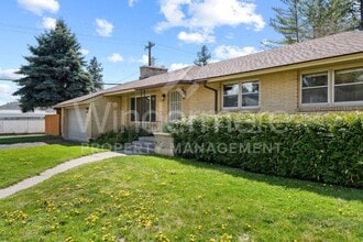 5621 N Whitehouse St in Spokane, WA - Building Photo - Building Photo