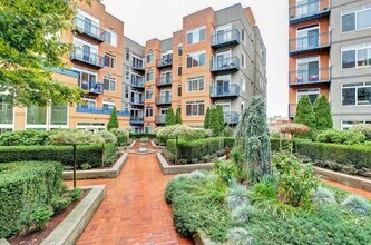 2414 1st Ave-Unit -309 in Seattle, WA - Building Photo - Building Photo