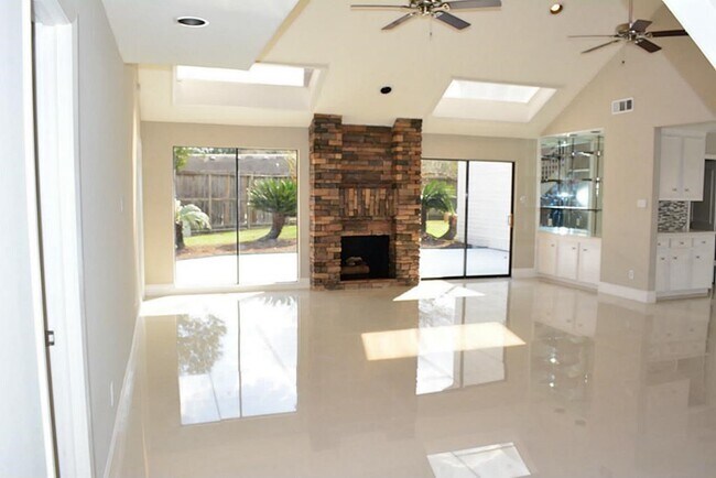 2127 Manor Green Dr in Houston, TX - Building Photo - Building Photo