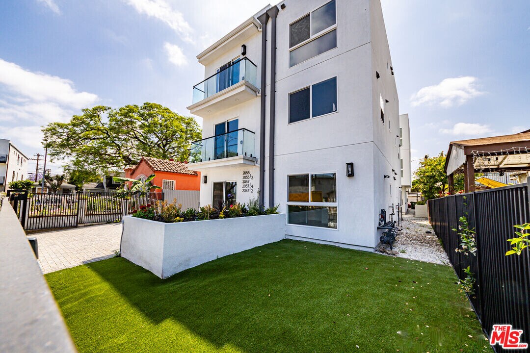 2055 1/2 S Garth Ave in Los Angeles, CA - Building Photo