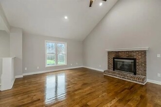 1205 E Sleepy Hollow Dr in Olathe, KS - Foto de edificio - Building Photo
