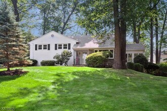 19 Braidburn Way in Morristown, NJ - Building Photo - Building Photo
