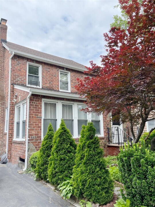 45- 32 Westminster Rd in Great Neck, NY - Building Photo