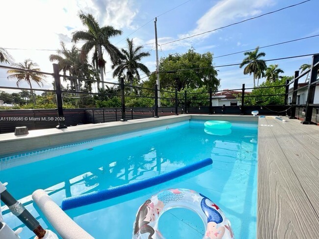 1031 Hollywood Blvd in Hollywood, FL - Building Photo - Building Photo