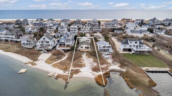 20 Dune Ln in Westhampton Beach, NY - Building Photo