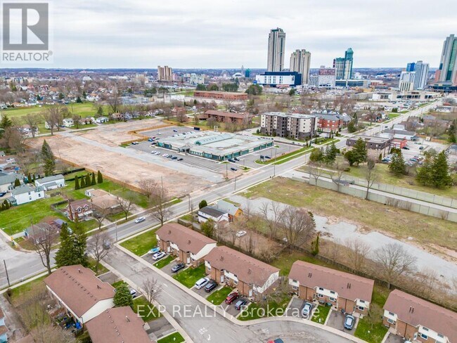 5938 Dunn St in Niagara Falls, ON - Building Photo - Building Photo
