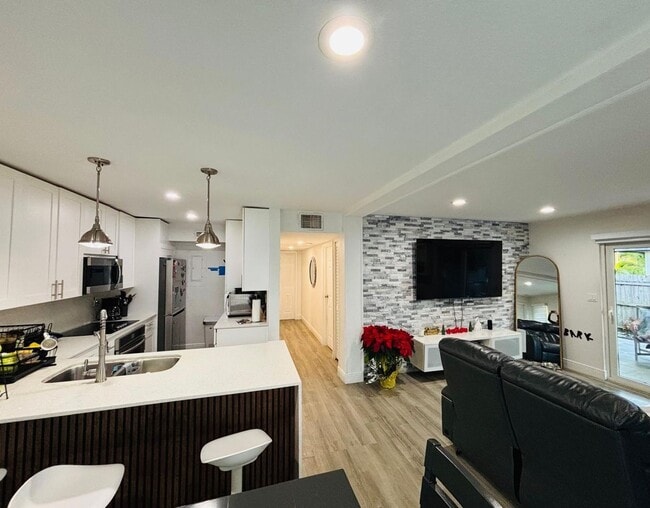 8000 NW 74th Terrace in Tamarac, FL - Building Photo - Building Photo