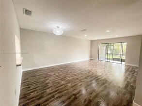 228 Lakeside Cir in Sunrise, FL - Building Photo - Building Photo