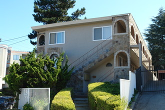 2 Whitmore Pl in Oakland, CA - Building Photo - Building Photo