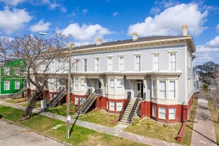 402-410 W Park Ave in Savannah, GA - Building Photo