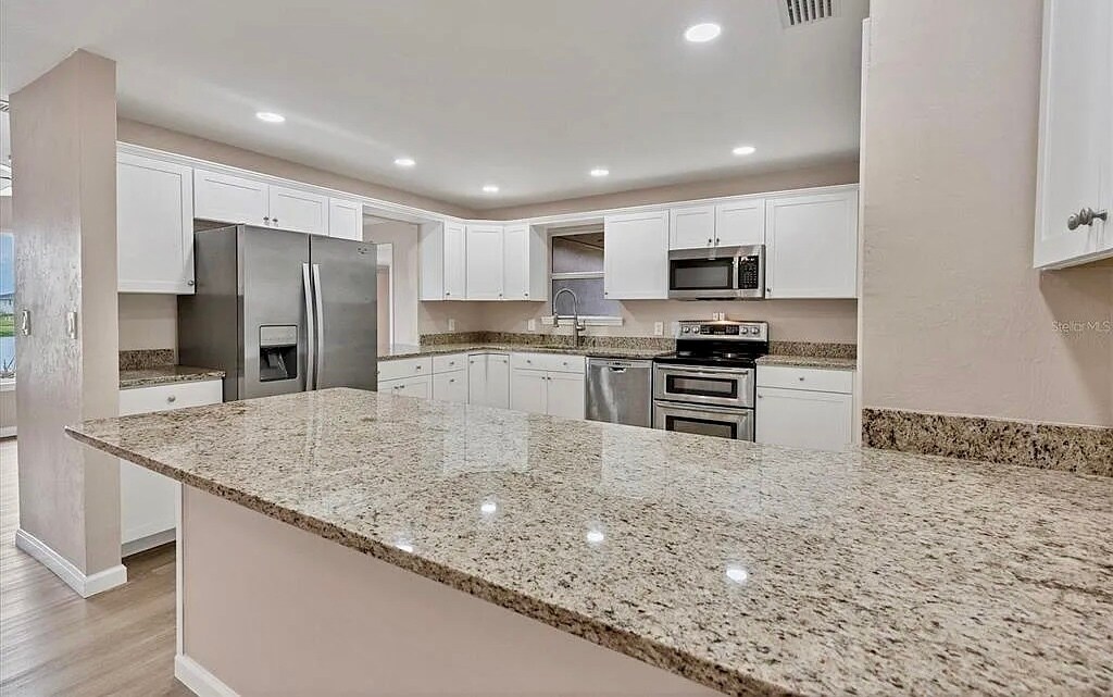 76 Caddy Rd in Rotonda West, FL - Foto de edificio